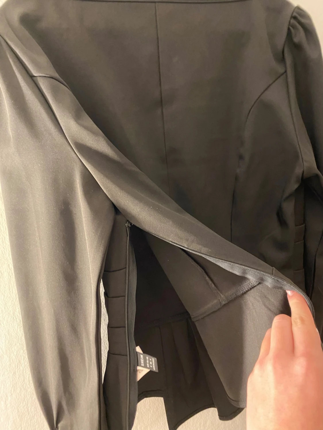 Svart asymmetrisk blus med v-ringning - 1