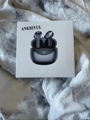  Trådlösa svarta hörlurar - Snygga svarta true wireless-hörlurar från ANKRIYUL med laddningsetui som har digital display. Hörlurarna har ultra bass, hög ljudkvalitet, handsfree-samtal och automatisk parkoppling. Perfekta för musik och samtal utan sladdar.