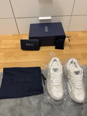 Vita Dior B30  - Helt nya, direkt från boxen. Tyckte de var för små för mig