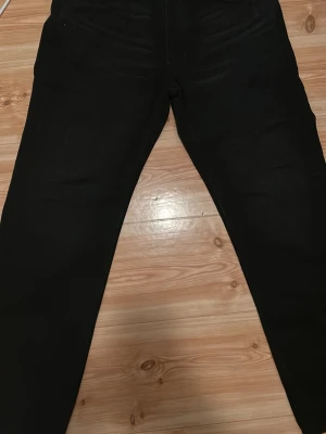 Svarta raka jeans - Säljer ett par svarta jeans med rak passform. Helt nya jeans. Säljer eftersom beställde för liten storlek. Klassisk femficksmodell och normal midja. Jeansen är tillverkade i ett mjukt denimtyg som ger en skön känsla och passar till många olika stilar. H