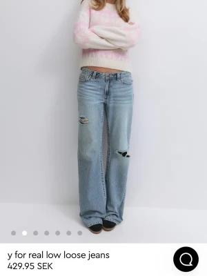 Ljusblå loose fit jeans med slitningar - Säljer ett par ljusblå low waist jeans från y for real med loose fit och slitningar på båda benen. Jeansen har klassisk femficksdesign, raka ben och är tillverkade i denim. Perfekta för en avslappnad och trendig look. Säljer dyrt pga att den är mycket eftertraktade och slutsålda💗str S/170