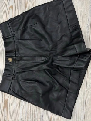 Skinn shorts - Super coola skinn shorts från mango🎀🤩