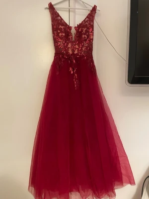 Balklänning  - Super fin vinröd balklänning men spets och paljettdetaljer på överdelen från JJ’s house. Skräddad till min storlek men de går att ändra på lätt! Är ca 53kg och 163cm för referens