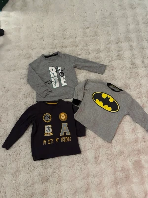 3-pack långärmade toppar barn 98-104 - Tre långärmade toppar för barn från blandade märken. Passar 3-4 åringar.  Från ett djur och rökfritt hem