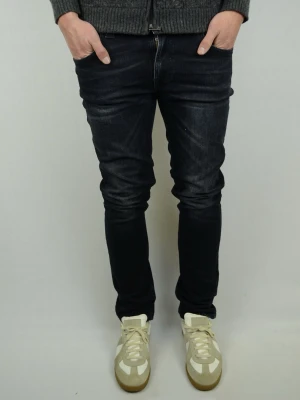 Nudie Jeans  - NUDIE JEANS Storlek : 31/32 Modell : THIN FINN Mått : A = 41,5CM - B = 108CM Användning : Jeansen är i ett väldigt fint skick utan defekter Nypris : Cirka 2000SEK Modellen på bilden : 182CM och väger 78KG