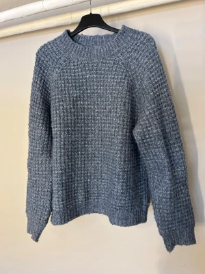 Blå stickad tröja - Stickad tröja från Laget 157, väldigt varm och mysig. Är i storlek XS men passar även i S.