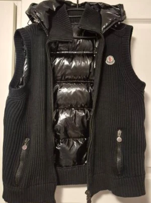 Moncler maglione tricot väst  - Ovanlig moncler väst i bra skick utan hål eller andra defekter. Skicka pm vid frågor eller funderingar, fler bilder kan fixas vid intresse😄