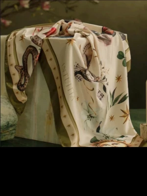 Ny! Intuitia scarf med magiska motiv rituals - Helt ny! Snygg fyrkantig scarf från Intuitia med magiska och naturinspirerade motiv som ormar, blommor, stjärnor och fjärilar. Färgerna går i beige, olivgrönt och inslag av rött och blått. Perfekt accessoar för att lyfta din outfit.