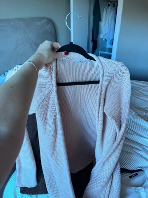 Ljusrosa stickad kofta  - Ljusrosa knytkofta 