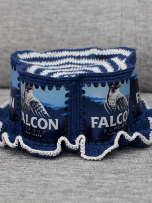 Virkad ölhatt Falcon - Unik virkad ölhatt med Falcon.  Virkad i 100% bomull. Passar upp till 60cm.  Vissa burkar kan ha mindre repor eller bucklor, vilket tyvärr kan uppstå under tillverkningen av hattarna. Insidan av burkarna slipas efter hålen tagits för att undvika vassa kanter. Därför kan det ibland finnas lite slipmärken, men det är inget som stör eftersom det är på insidan av hattarna.  Färger kan variera något beroende på skärminställningar.