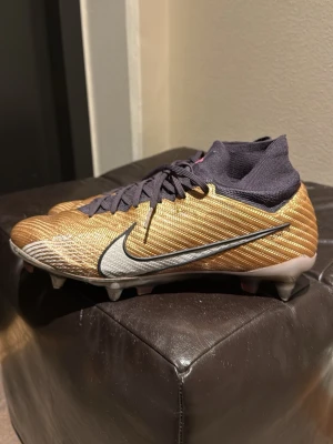 Nike Mercurial Superfly fotbollsskor - Snygga Nike Mercurial Superfly från Vm 2022 kollektionen, nypris 3200 kr, mycket bra skick, storlek 42 
