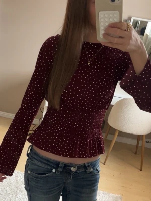 Vinröd prickig topp från Gina Tricot -  vinröd topp från Gina Tricot, använd vid ett tillfälle ❤️