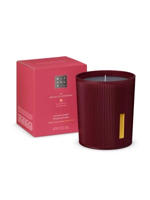Nytt! Doftljus Rituals The Ritual of Ayurveda - Helt nytt! Säljer ett lyxigt doftljus från Rituals, 290gr, full size. The Ritual of Ayurveda. Ljusbehållaren är vinröd med räfflad yta och har en gulddetalj. Doften är indisk ros och sötmandelolja. Perfekt för att skapa mysig stämning hemma.