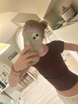 Vinröd croppad topp med korta ärmar - Säljer en vinröd croppad topp med korta ärmar och rund halsringning. Perfekt att matcha med jeans eller kjol för en snygg look. Toppens passform är tight och den är enkel och stilren utan mönster eller extra detaljer. Skriv vid frågor 💕💕