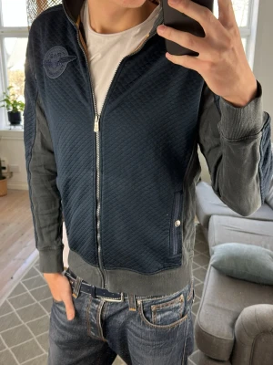 Zip tröja  - Unik och stilren! Mått: A:52 B:50 C:47 D:65 (cm) Skriv vid fundering🙏