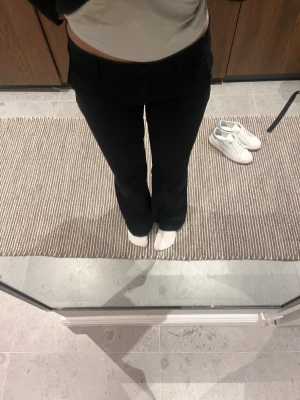 Svarta Kostymbyxor  - Säljer ett par snygga svarta kostymbyxor i st 34 ifrån Nelly. Superfin passform med inga defekter och passar mig som är 164 cm. Skriv för fler bilder eller funderingar 💕 Nypris 559kr