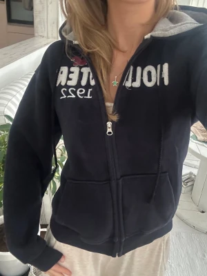 Hollister zip - En zip från Hollister i storlek 164, sitter som en vanlig XS/S. Jag fraktar inom 24h, frakt med PostNord prioriteras. Se liknande plagg i min profil!