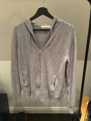 Kashmir hoodie - Helt ny kashmir hoodie som ej är använd från sayless. Det e i ny skick och har inga hål eller något tecken på användning. Priset kan även diskuteras 