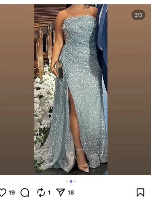 Blå festklänning  - Säljer en superfin glittrig lång klänning med slits. Klänningen är från Edessas Mode. Storleken är 36-38. Nypris 7000 kr.