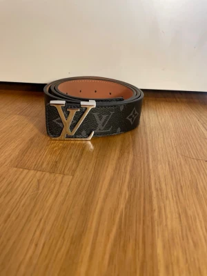 Snyggt bälte 115cm - Säljer ett trendigt och snyggt bälte med silvrigt spänne och ett mönster som är skriftligt. Vid intresse så skriv gärna☺️