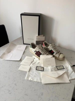 Äkta gucci ace storlek 45 - Hej, säljer nu mina mycket använda Gucci ace skor, köpta för längesedan av min farbror, säljer för 1199 för att få ihop pengar till nya fotbollsskor så fort som möjligt