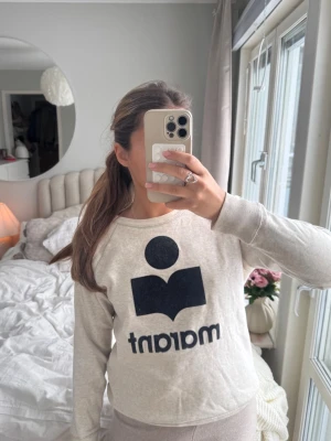 isabel marant tjocktröjja - Isabel Marant Étoile tjocktröja i fint skick, finns ingen lapp på storleken men vad jag minns är den i storlek S. kan tänka mig gå ner i pris vid snabbköp och har 10% rabatt vid köp av bundles!💓