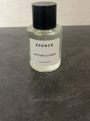 ESSNCE Cotton Clouds Eau de Parfum - Fräsch parfym från ESSNCE med doften Cotton Clouds. Använd 2 gånger max. Påminner om doften warm cotton från clean. .