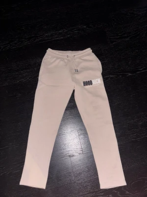 Beige mjukisbyxor från Hoodrich - Säljer ett par beige mjukisbyxor från Hoodrich. Nyskick, knappt använda. Storlek XS (passar mig som är 173cm lång. 