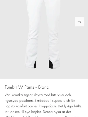 Vita skidbyxor 8848 Altitude - Snygga vita skidbyxor från 8848 Altitude i storlek 34 med figurnära passform och superstretch för extra komfort. Byxorna har svarta detaljer vid benslut och ett bälte i midjan. Det finns några få märken som ni kan se på en av bilderna men det är inget man tänker på och går förmodligen att få bort.