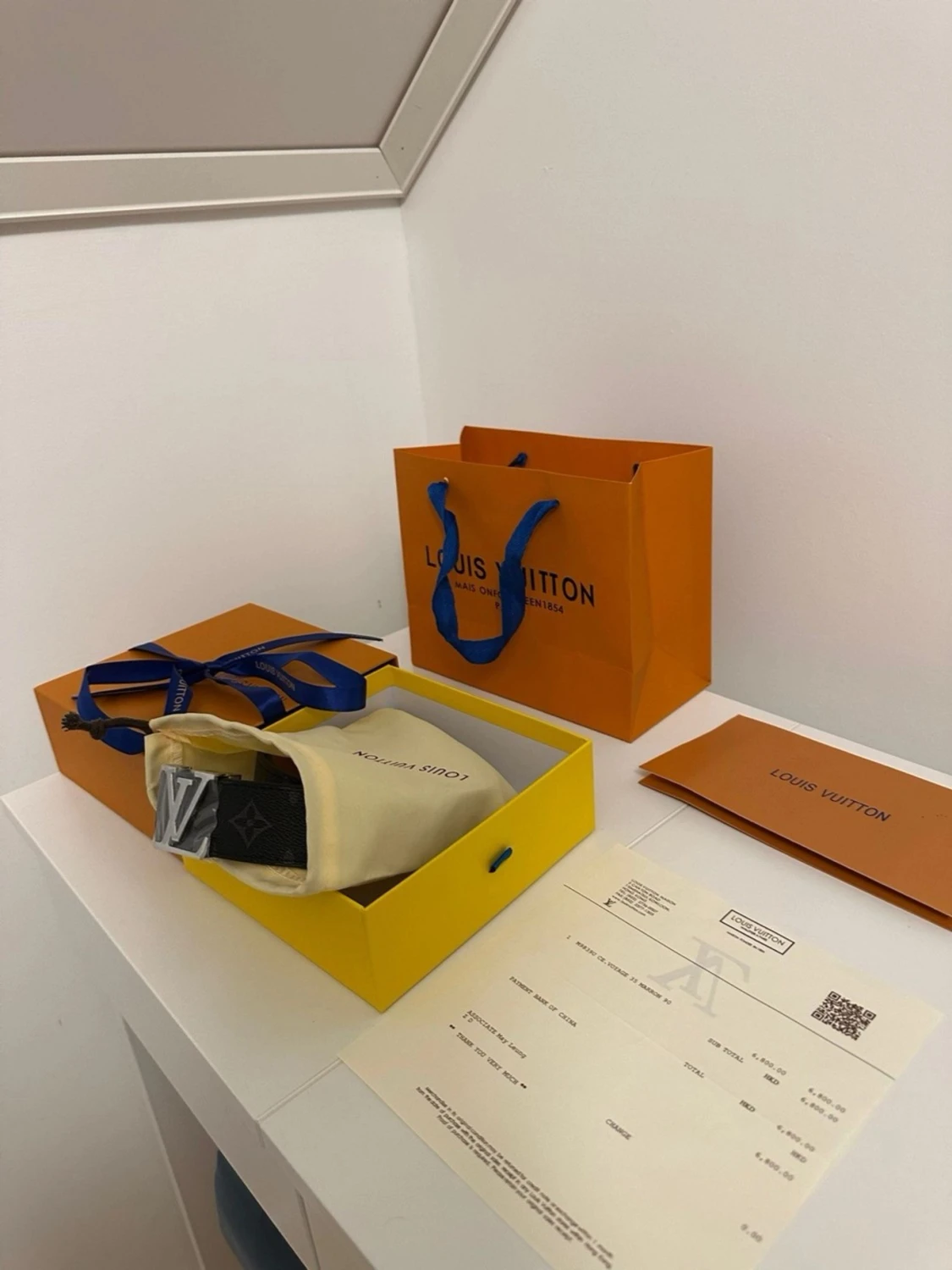 L.V svart bälte med L.V-spänne - 2