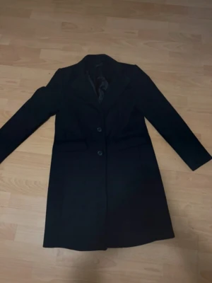 Kappa i ullmix - Märke: Ellos Storlek: 34, men passar mig som har 36/S Färg: Marinblå Material: Ullmix Nypris 799 kr. Mått (byst/midja/stuss): 80/64/88