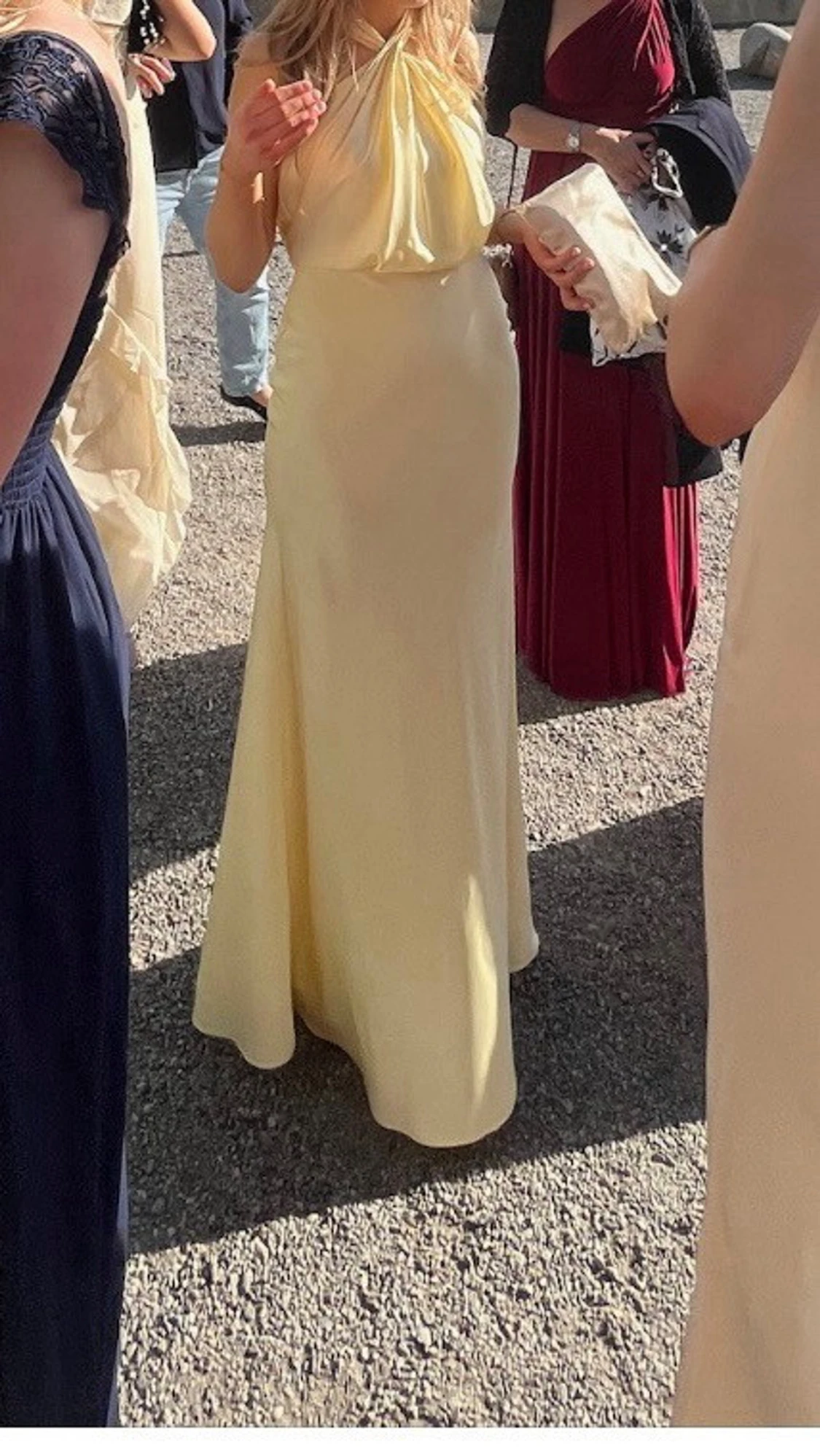 Ljusgul lång klänning med halterneck - 1