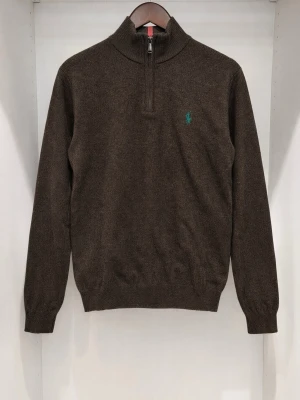 Brun stickad halfzip tröja från Ralph Lauren - Mörkbrun stickad halfzip tröja från Ralph Lauren. Använd ett fåtal gånger och är i mycket bra skick 