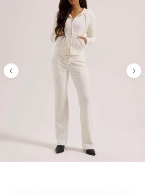 Juicy couture byxor - Superfina vita juicy byxor med guldiga detaljer, skriv för frågor 