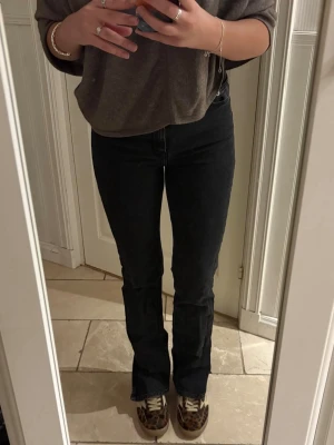 Svarta bootcut jeans - Säljer ett par svarta bootcut jeans med medelhög midja. Storlek 36 funkar på 38, byxorna har slit nedtill och är väldigt sparsamt använda då jag har dubbelt par. 🤣