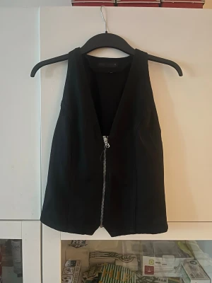 Svart topp - Säljer denna skitsnygga topp från Zara då den inte passade mig. Helt ny.