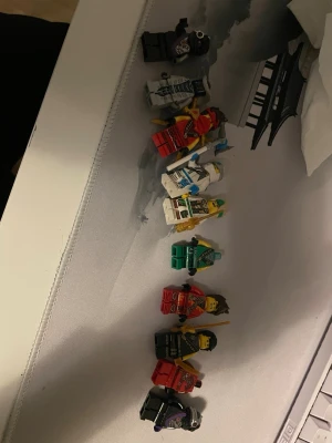 LEGO Ninjago minifigurer mix - Säljer ett gäng LEGO Ninjago minifigurer i olika färger och stilar. Figurerna har detaljerade tryck, vissa med hjälmar, masker och vapen. Perfekt för dig som gillar att bygga och samla Ninjago-karaktärer. Flera olika karaktärer och färger ingår.