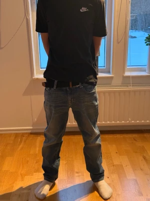 Jacob cohën - Säljer ett par blå baggy jeans med tvättad och något sliten look. Jeansen har klassisk femficksdesign, raka ben och låg midja. Perfekta för en avslappnad streetstil och tillverkade i denim. Passar dig som gillar en loose fit.