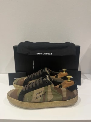 Saint Laurent camo  - Saint Laurent skor i camouflage färg. Snygga och hyfsat sällsynta. Storlek 42. Bra skick. Priset är ej hugget i sten.