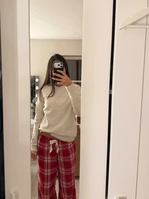 Beige stickad tröja  - Mysig beige stickad tröja med rundad hals och ribbade muddar vid ärmslut och nederkant. Lite nopprig men det är inget jag tycker att man ser på håll och det kan säkert lösas med en noppermaskin🤗