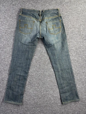 Very Rare Vintage Y2K J.Lindeberg Golden Denim – Strl 33/36 - Snygga vintage J.Lindeberg (Golden Denim) med riktigt fin wash och naturliga slitningar – exakt rätt Y2K/early 2000s känsla.  ✔️ Storlek: 33/36 ✔️ Straight fit ✔️ Grym vintage wash ✔️ Stilrena slitningar med karaktär ✔️ Perfekta för både streetwear & clean retro-look  📏 Måtten visas i bilderna. 🔍 Möjliga defekter visas i bilderna. 💬 Följ mig så får du 10% rabatt.  Riktigt bra par för dig som gillar 00’s denim med personlighet.
