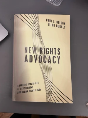 New Rights Advocacy bok - Boken 'New Rights Advocacy' av Paul J. Nelson och Ellen Dorsey. Den handlar om förändrade strategier för utveckling och mänskliga rättigheter inom NGO:s.
