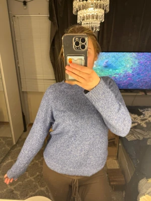 Blå stickad tröja - Oanvänd tröja ifrån Vera Moda, jätte fint skick!