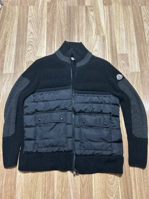 Moncler jacka - Moncler cardigan jacka i storlek S. Jackan är i sparsamt skick och inga skador eller anmärkningar finns.