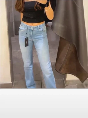 Ljusblå raka jeans  - Säljer ett par ljusblå jeans . Jeansen har hög midja och är tillverkade i denim med en snygg tvätt. Perfekta för en avslappnad och trendig look, sitter så bra. Säljer pågrund av att det är för små för mig. Storlek 25/30🤍