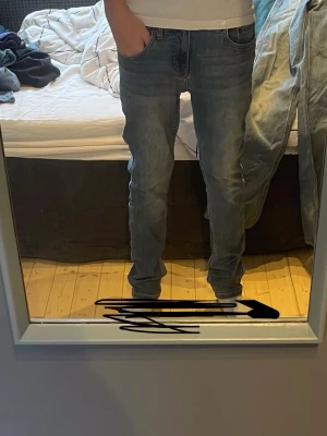 Levi's 512 - Säljer ett par klassiska blå Levi's 512 slim fit jeans. Jeansen är i 100% bomull och är i strl 12a = W 26 L 29. Hör gärna av er om ni har några frågor! MVH tom