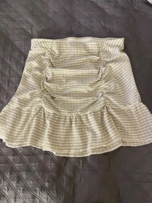 Kjol Gina Tricot - Storlek M men passar S också, knappt använd