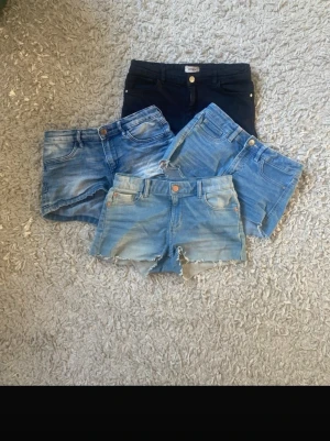 Klädpaket med snygga jeansshorts - 4 stycken Jeanshorts perfekt till sommaren. Alla är k mycket fint skick. Notera att de är stora i storleken, skulle säga runt XS hos de flesta.  Skriv för fler bilder eller frågor!😊