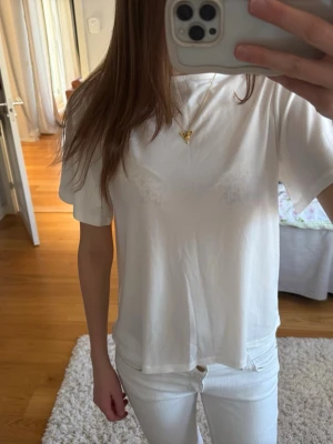 Vit blus - Gullig vit blus, säljer bara för att det inte kommer till användning! Passar storlek S-L