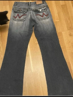 Y2k jeans - Säljer ett par mörkblå jeans med bootcut. Midjemått 37cm innerbenslängd 78cm. Tyvärr för långa för mig :/🩷